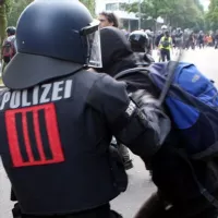 Wenn die Polizei von sich aus Gewalt anwendet und Menschen verletzt, sind der Rechtsstaat samt Demokratie am Ende!